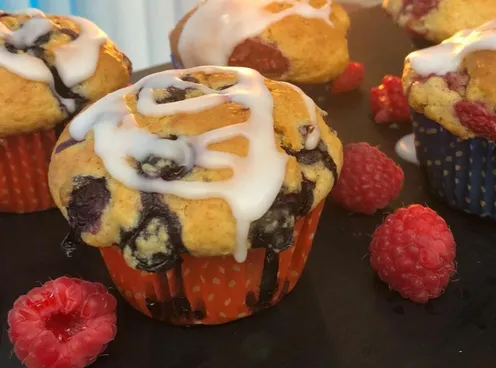 Blåbærmuffins og bringebær-muffins